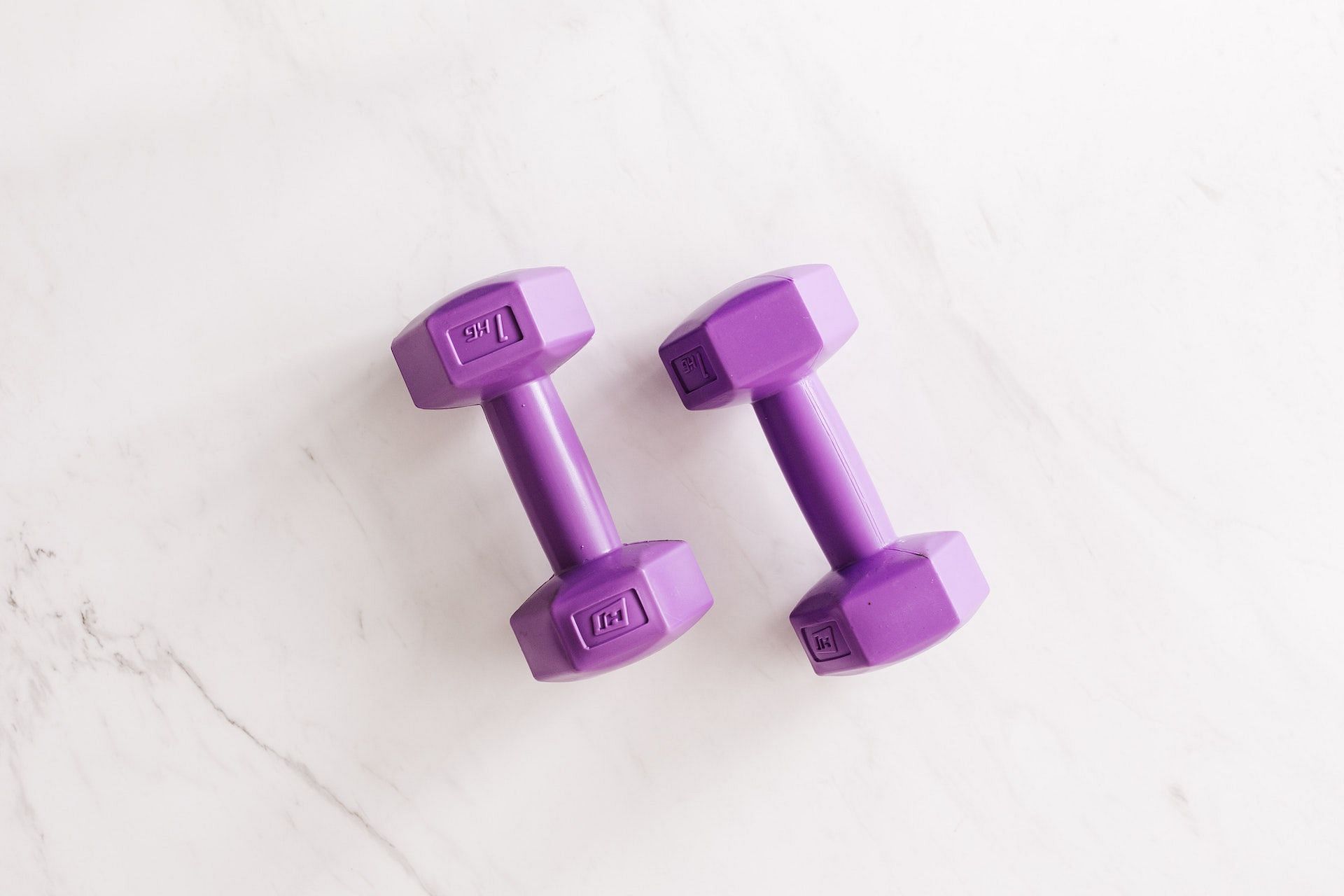 Farmer carries are among some good exercises to keep an aging body strong and fit. (Photo via Pexels/Karolina Grabowska)